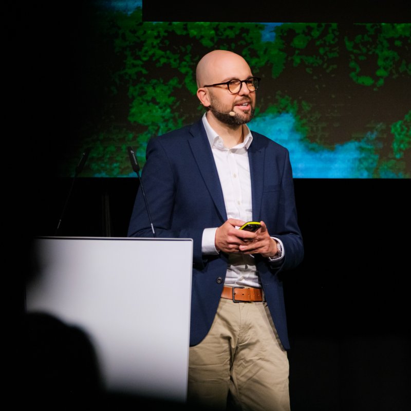 Speaker Kay Simon auf der Bühne