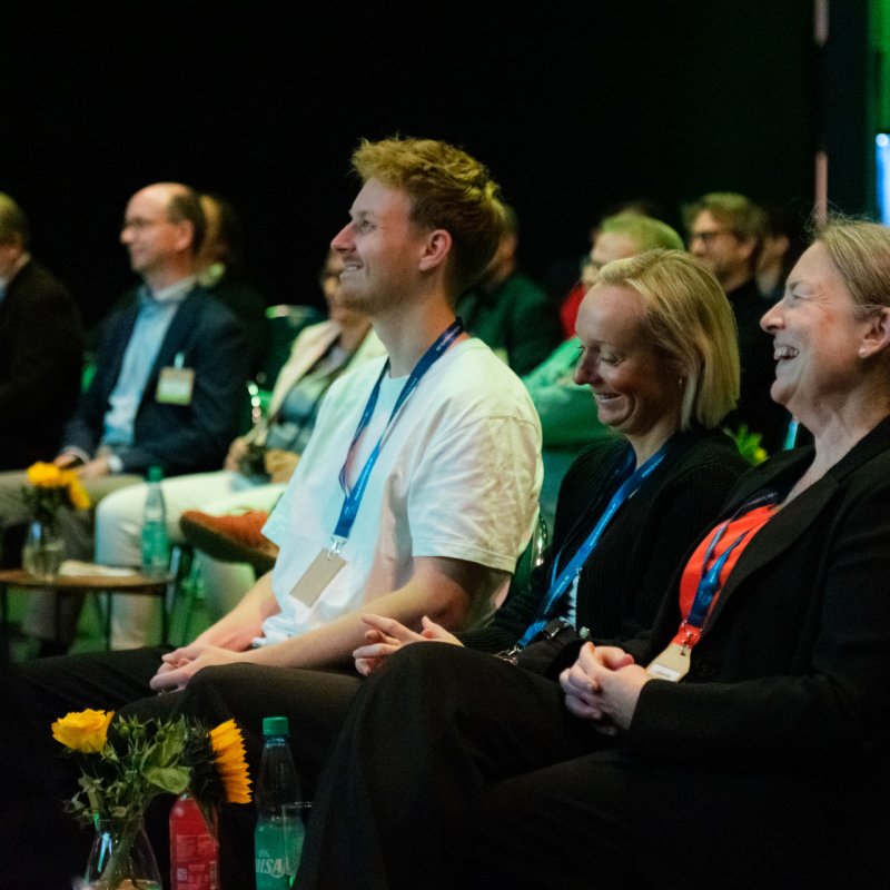 Publikum der Envoconnect 2026 lachend