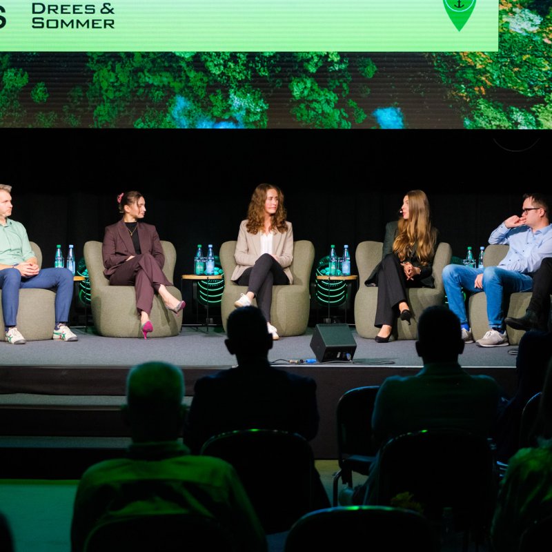 Großes Panel auf der Bühne sind insgesamt sechs Personen