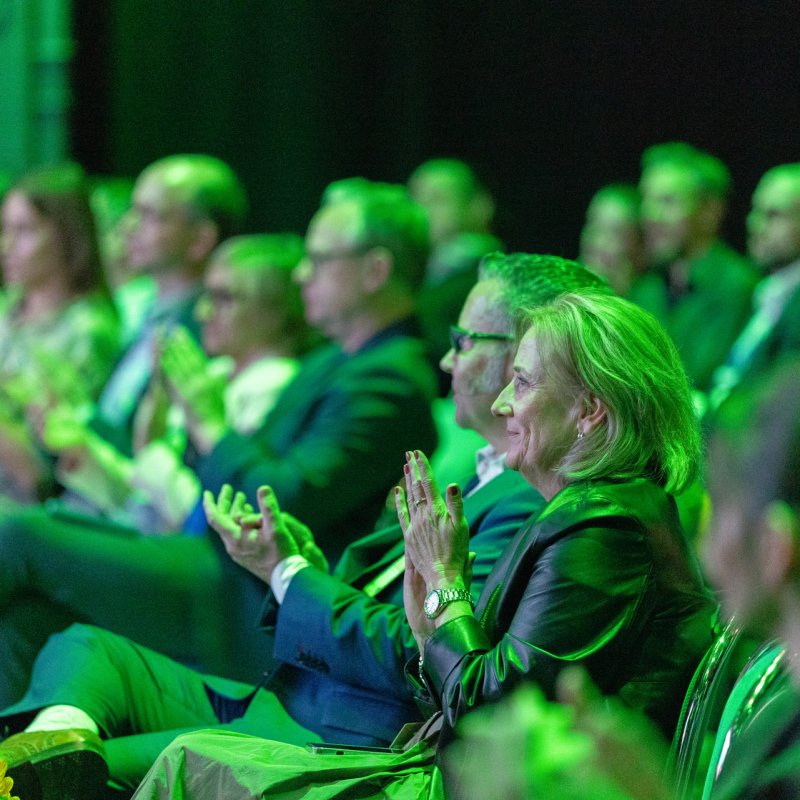 Publikum applaudiert mit Blick auf die Bühne